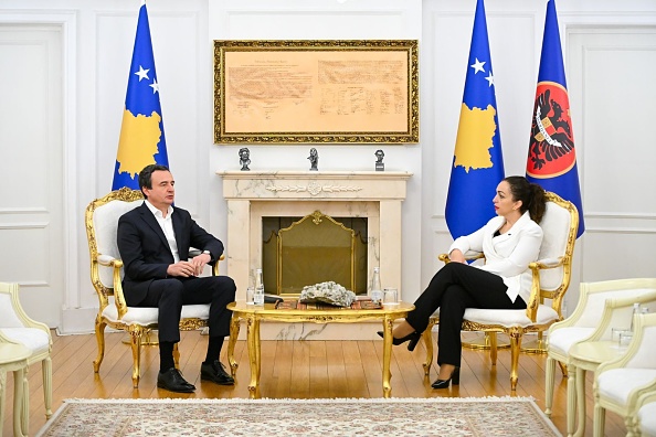 Brüksel, Kosova siyasi kriz içindeyken sandığa giderken süreci izliyor