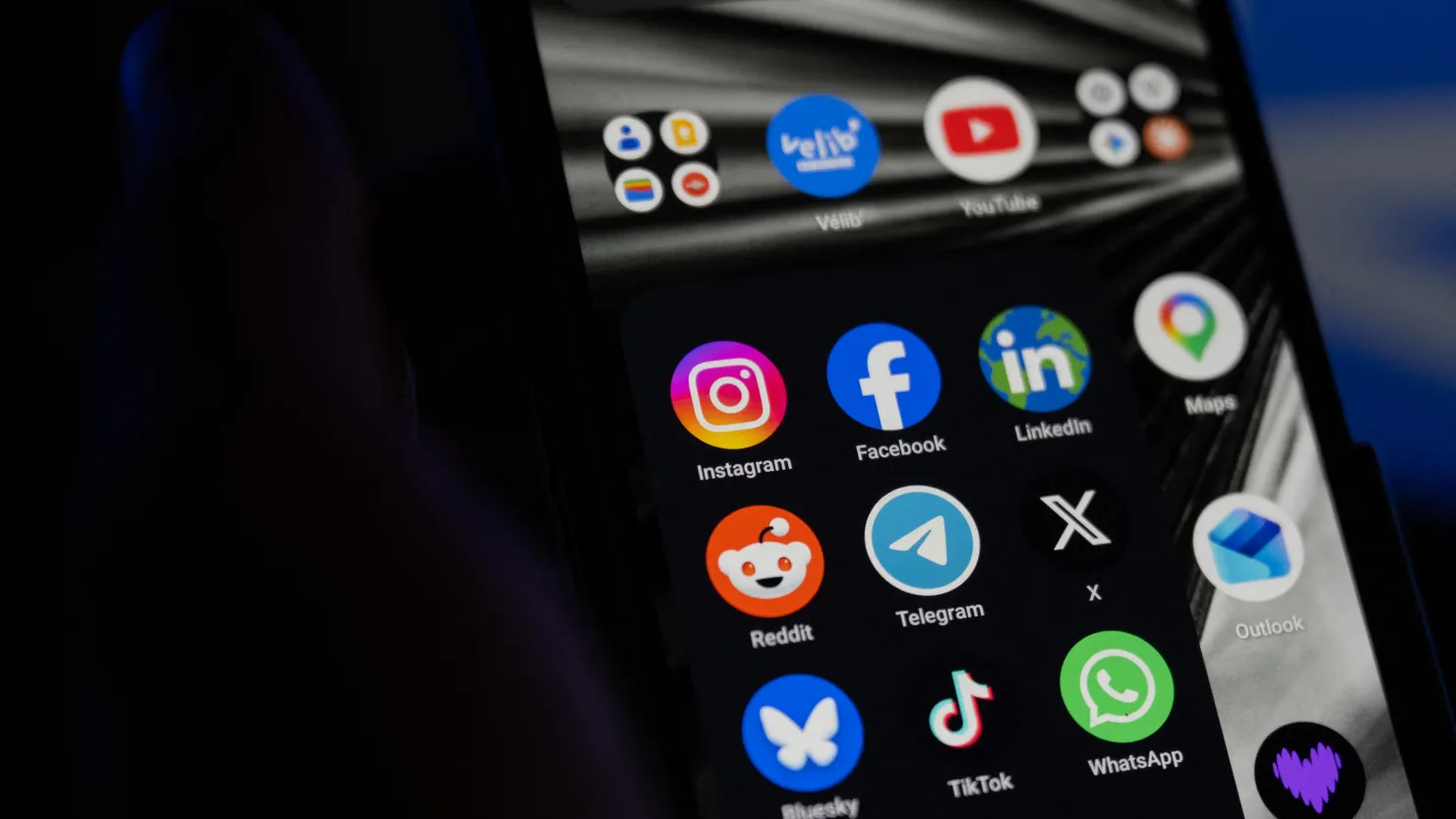 Bluesky yöneticisi, Gençlere yönelik sosyal medya yasakları konusunda uyardı