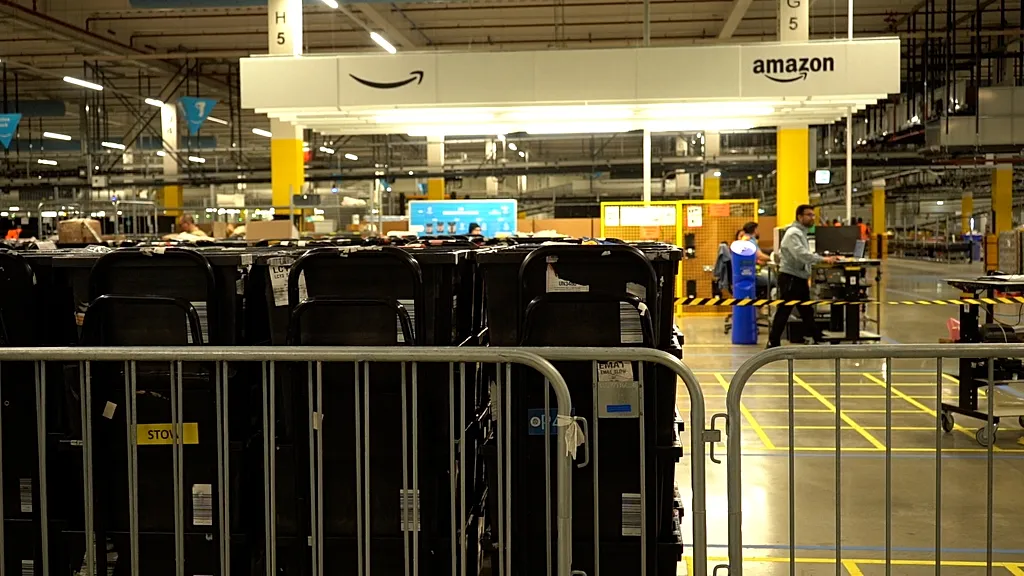 Amazon'un en yoğun Avrupa deposunda robotlar ve insanlar yan yana çalışıyor