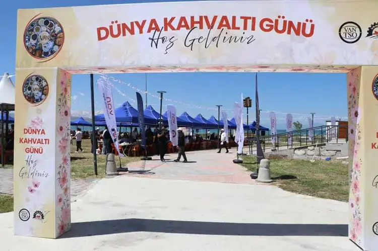 Van Gölü Sahili'nde 'Dünya Kahvaltı Günü' etkinliği