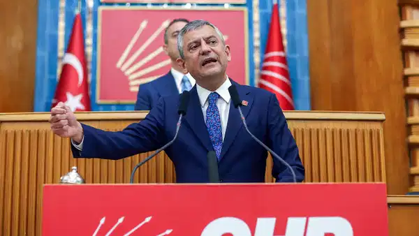 Kürsüye Özgür Özel çıktı, kurultay tarihi verdi