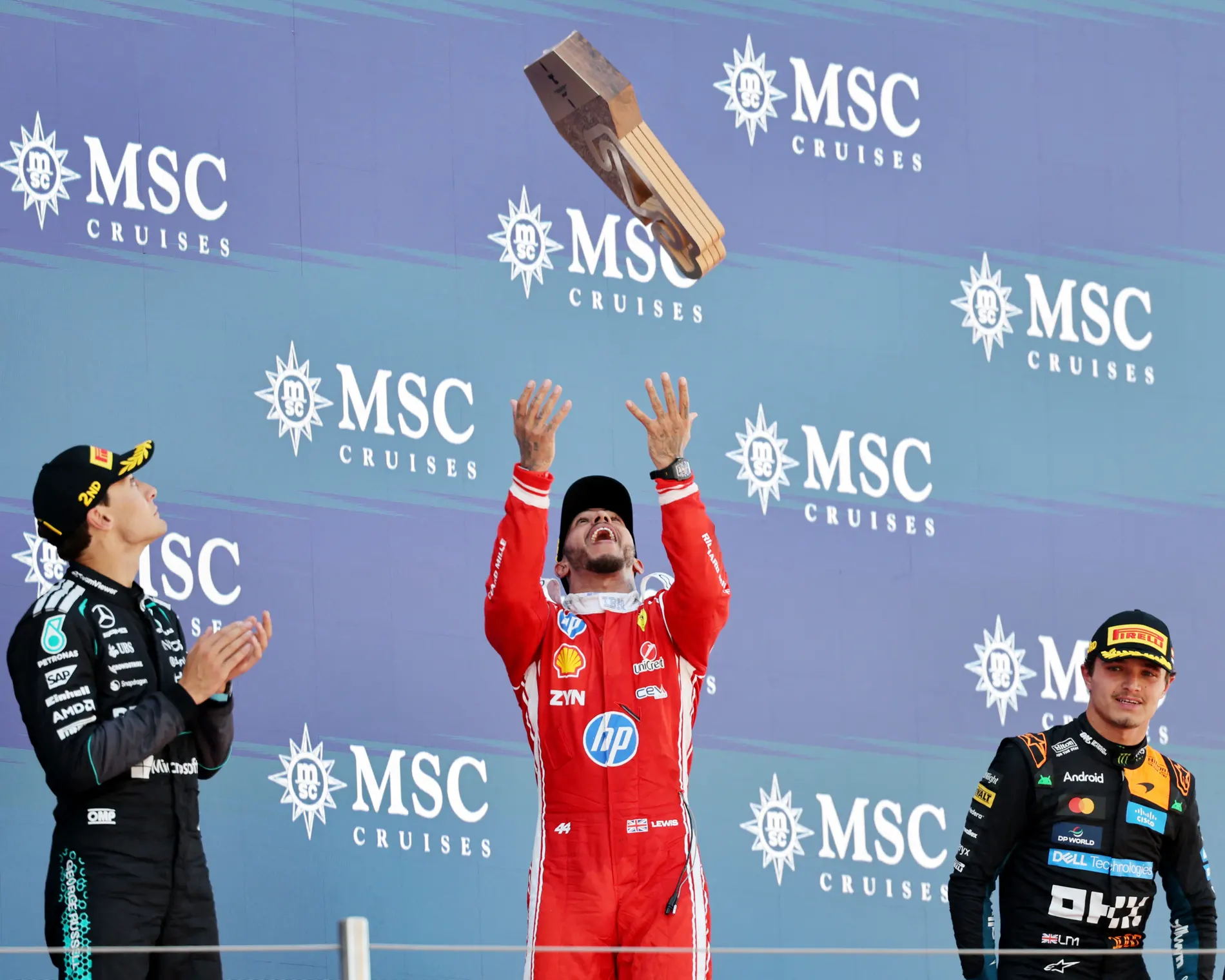 Lewis Hamilton, Barcelona’da Ferrari ile ilk F1 zaferini kazandı