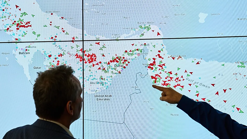 Hürmüz Boğazı'ndan geçişler tekrar başladı