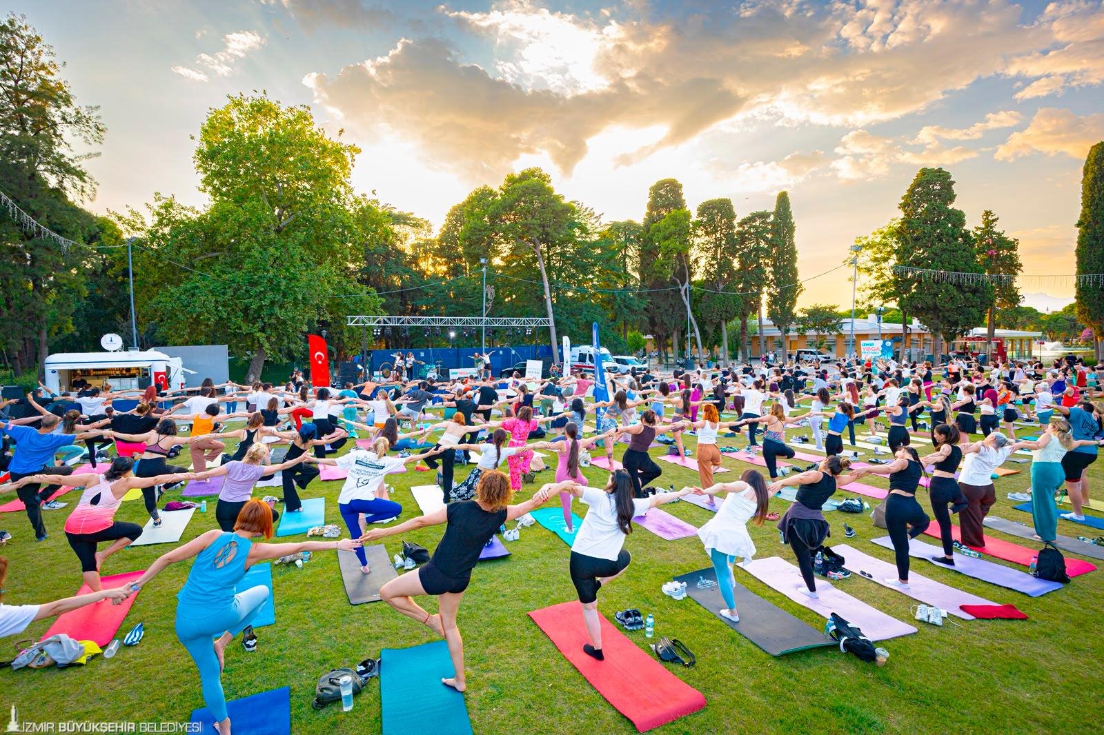 Matlar çimlere serildi Kültürpark'ta yoga rüzgârı esti