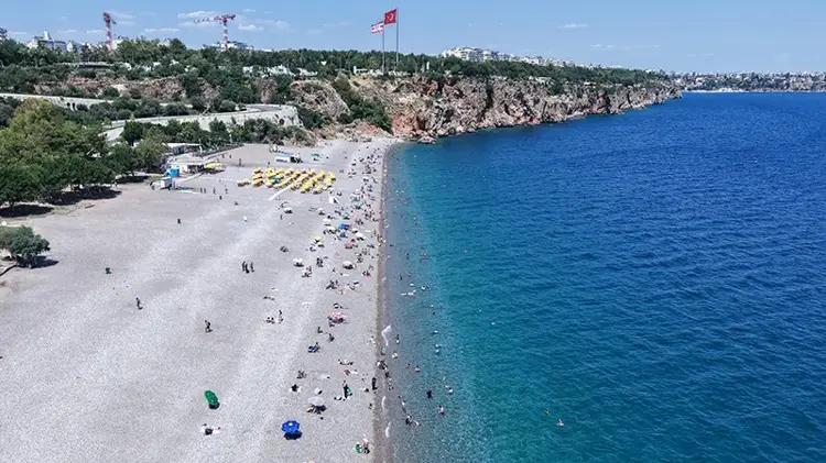 Antalya'da sıcaktan bunalanlar sahillere akın etti