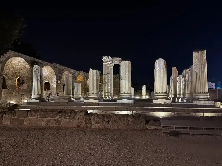 Modern ve antik yaşamın bir arada olduğu Side Antik Kenti'nde tarihe yolculuk