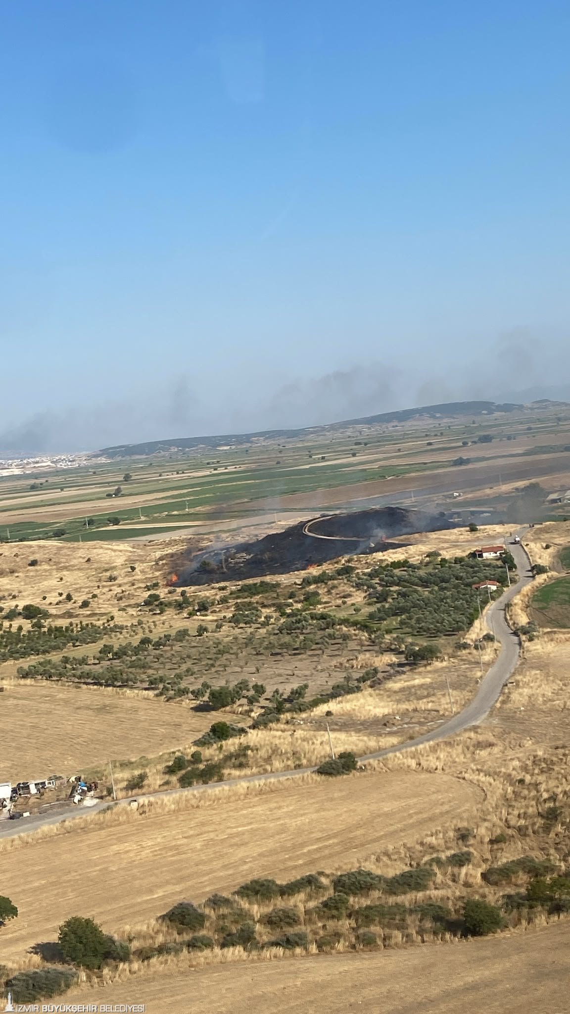 Foça’da makilik alandaki yangın kontrol altına alındı