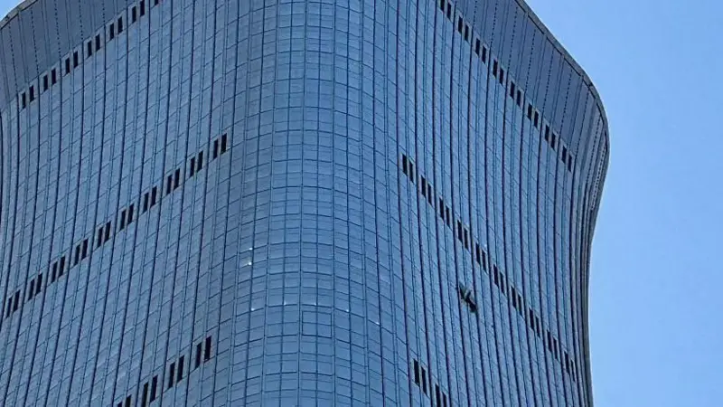 Pekin'de gizemli bir uçak 109 katlı gökdelene çarptı, Çin neden sessiz?