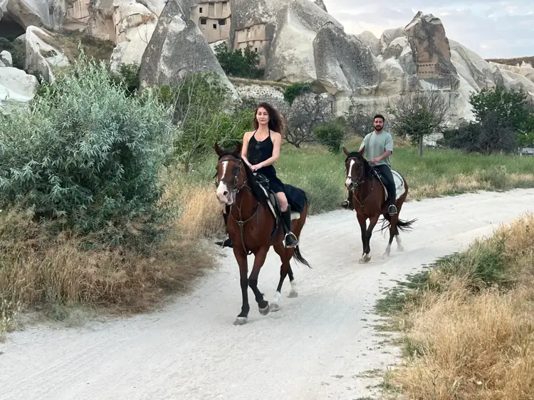 Kapadokya’da balonlar eşliğinde vadide at turu