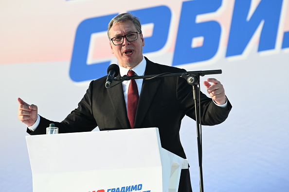 Sırbistan, Vučić’nin Ani İstifa Açıklamasını Neden Bir Dikkat Dağıtma Hamlesi Olarak Görüyor?