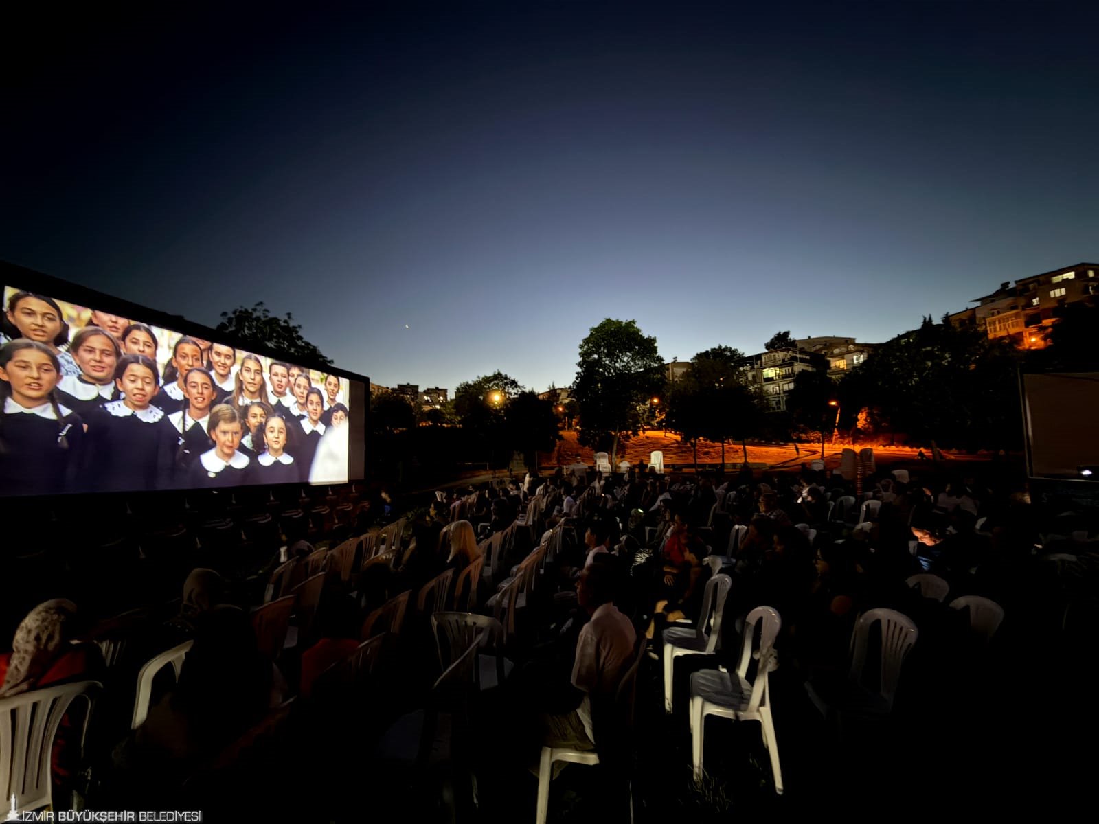İzmir Karabağlar'da açıkhava film keyfi