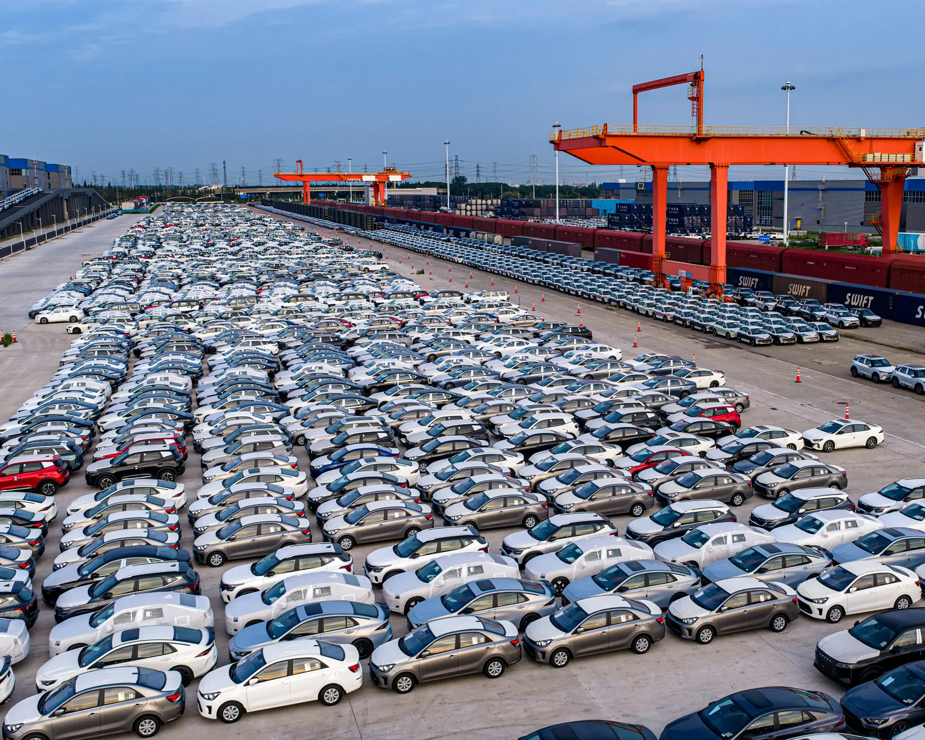 Çin'in aylık otomobil ihracatı ilk kez 1 milyonu aştı, toplam dış ticaret hızla büyüyor