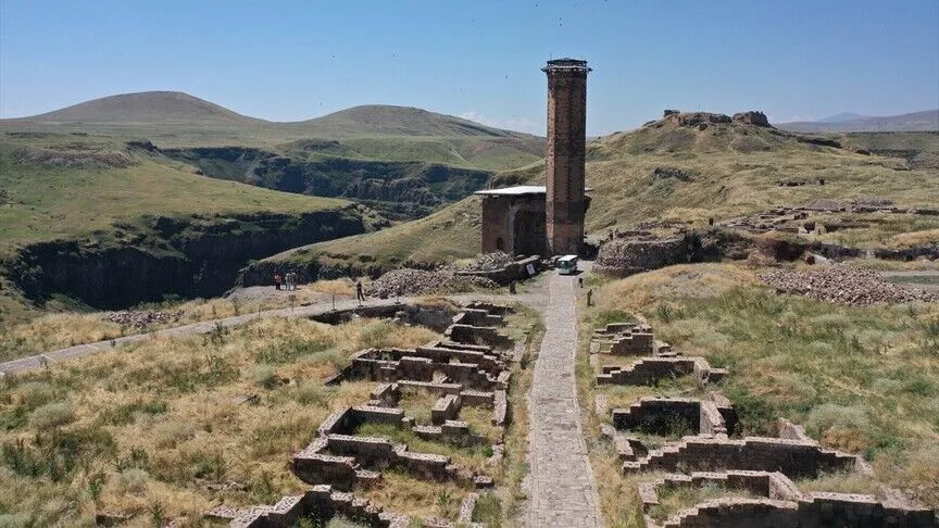 Ani'de Selçuklu Çarşısı'nda Küpler Bulundu