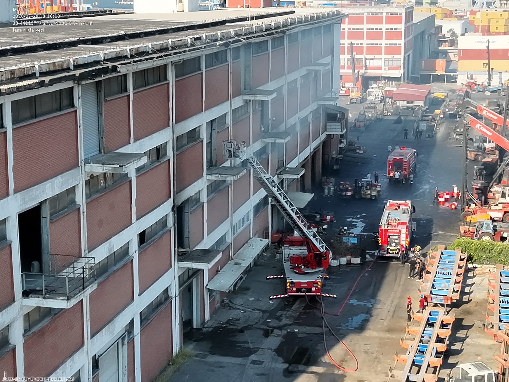 Liman işletmesindeki yangın büyümeden söndürüldü