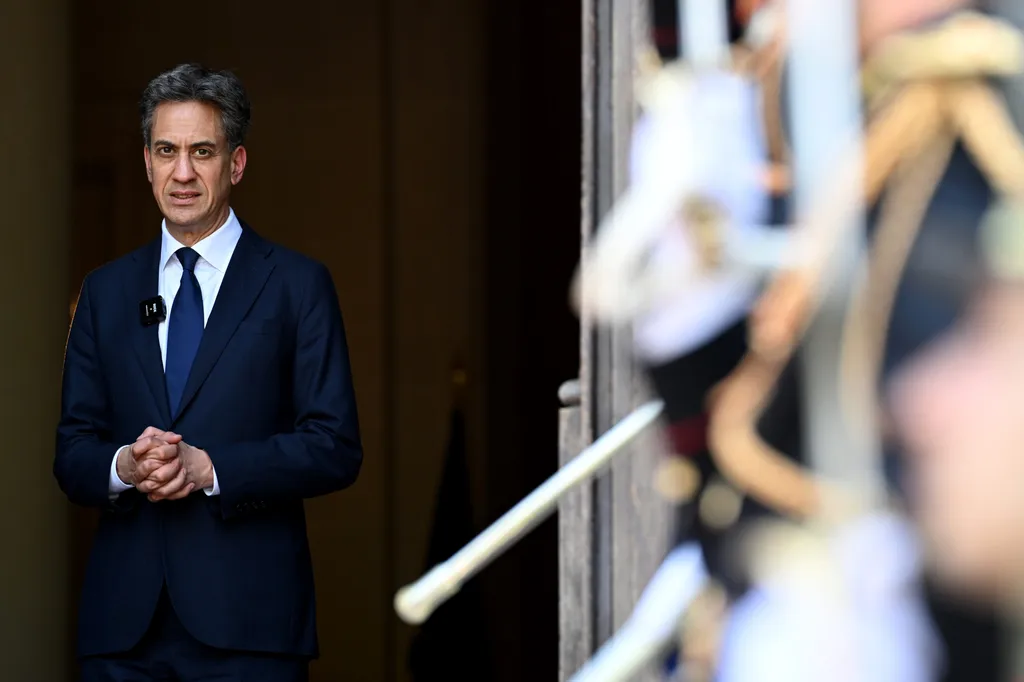 Ed Miliband, İngiltere Dışişleri Bakanlığı'nı Yeniden Şekillendiriyor