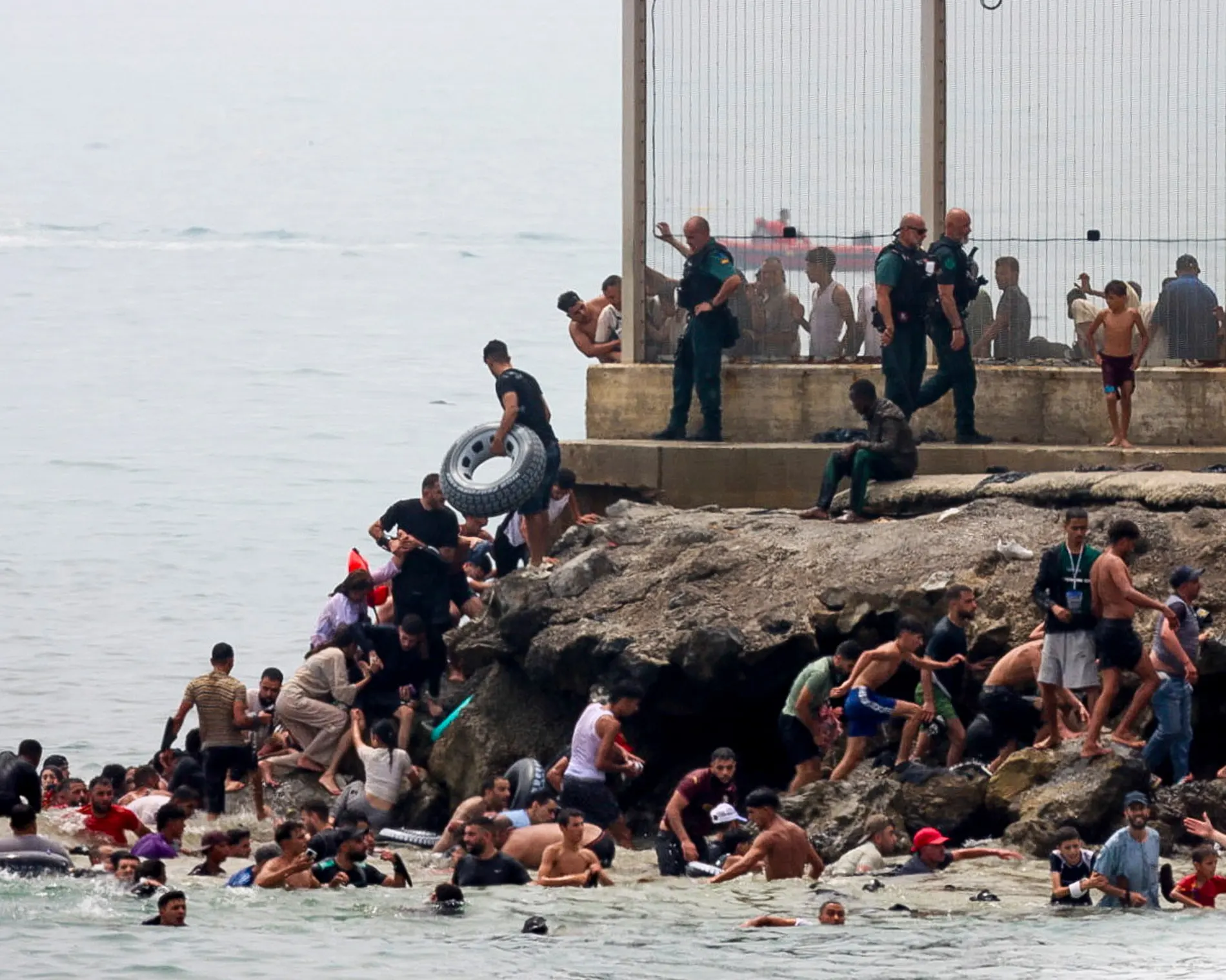 Fas'tan binlerce göçmen İspanya'ya girdi