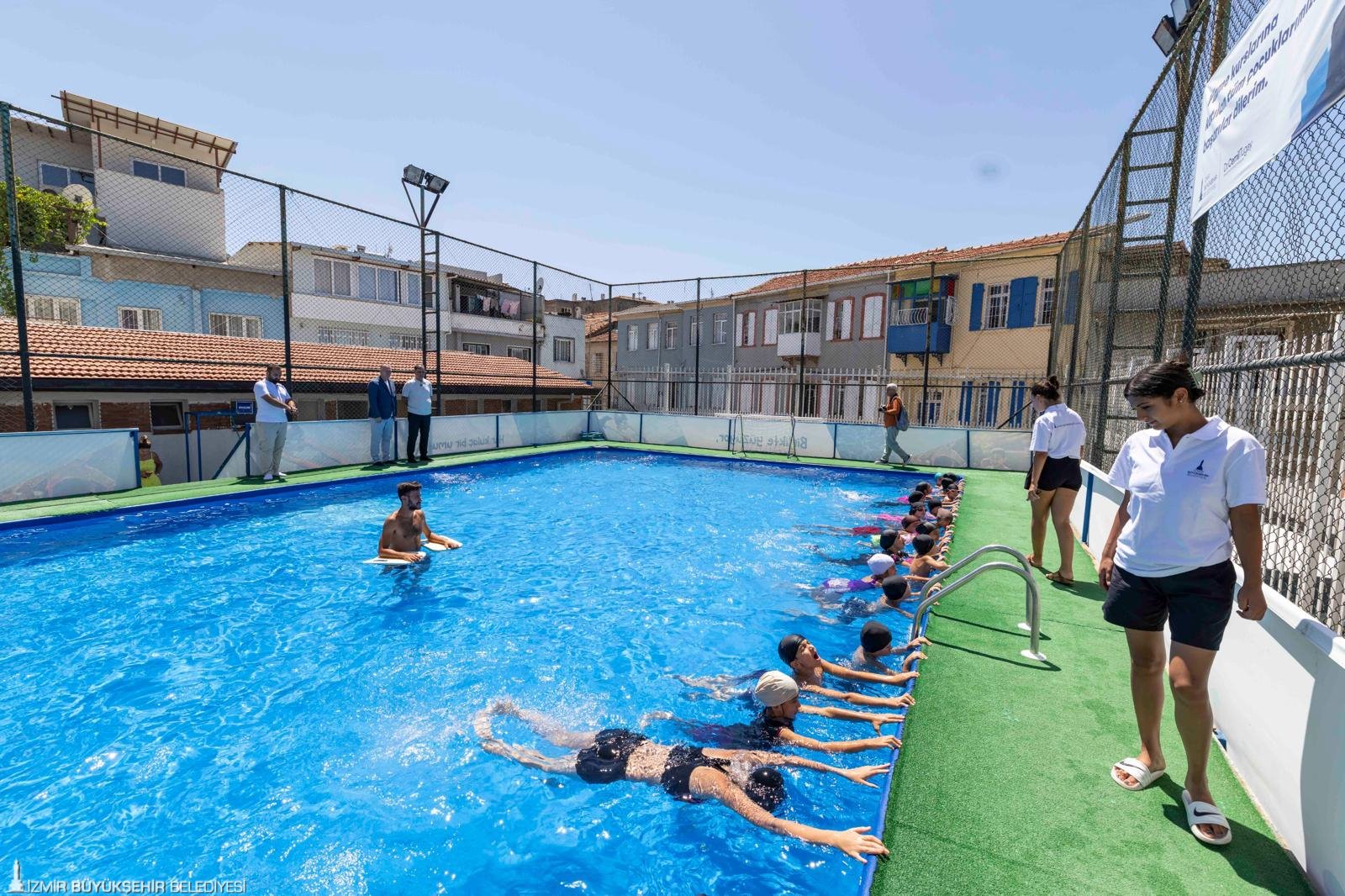 “Spor Kenti İzmir” hedefiyle portatif havuz uygulaması, çocukların yüzünü güldürüyor.
