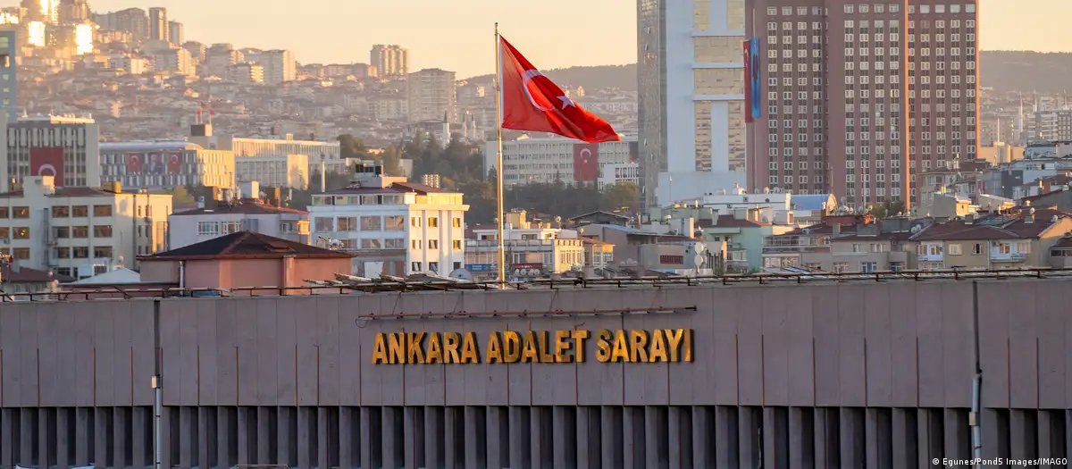 Eski İçişleri Bakanı Şahin'e yurt dışına çıkış yasağı