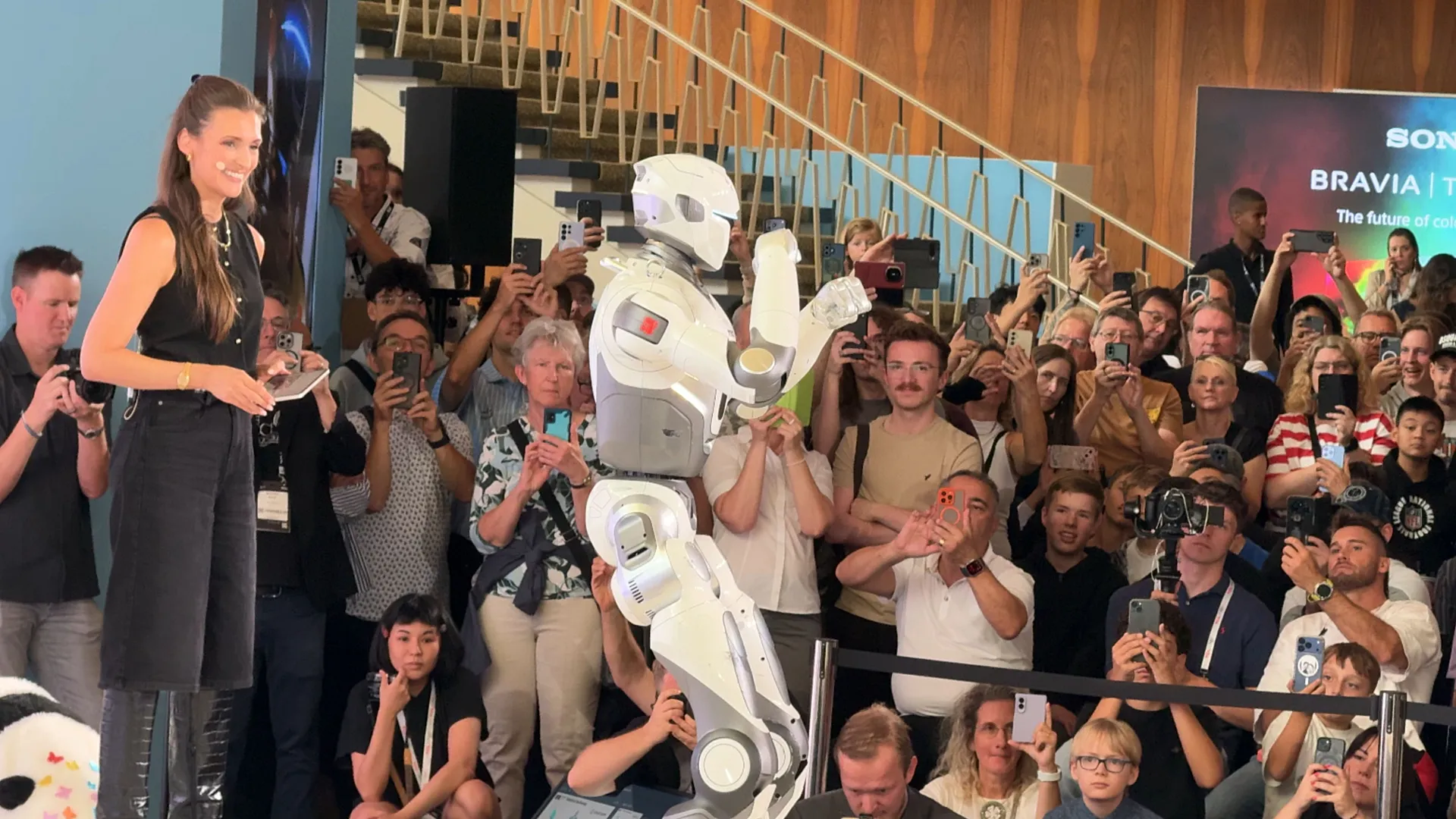 Çamaşırdan akrobasiye: İFA 2026'da insansı robot şovu