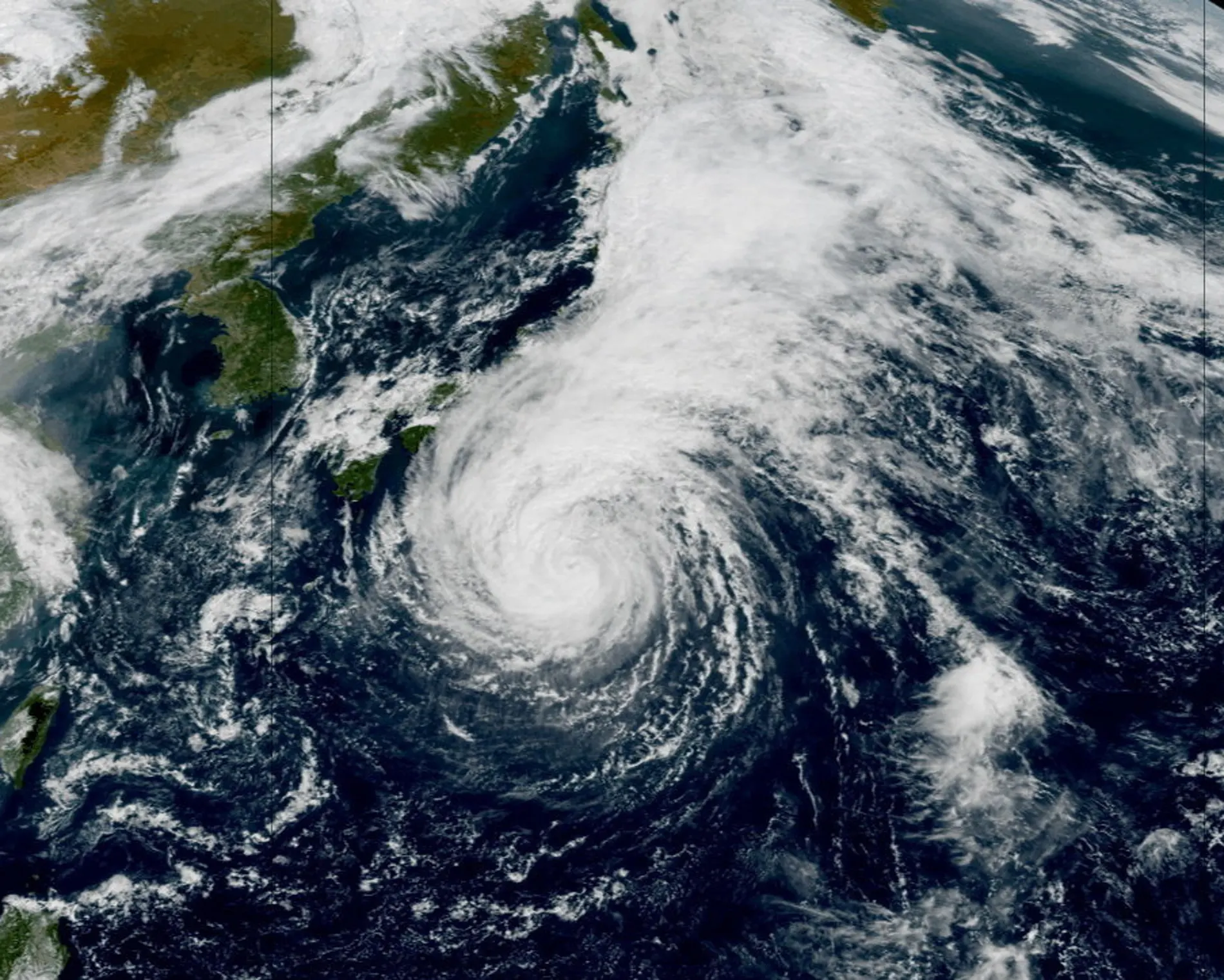 Japon adaları, Dujuan’ın yeniden tayfuna dönüşmesine hazırlanıyor