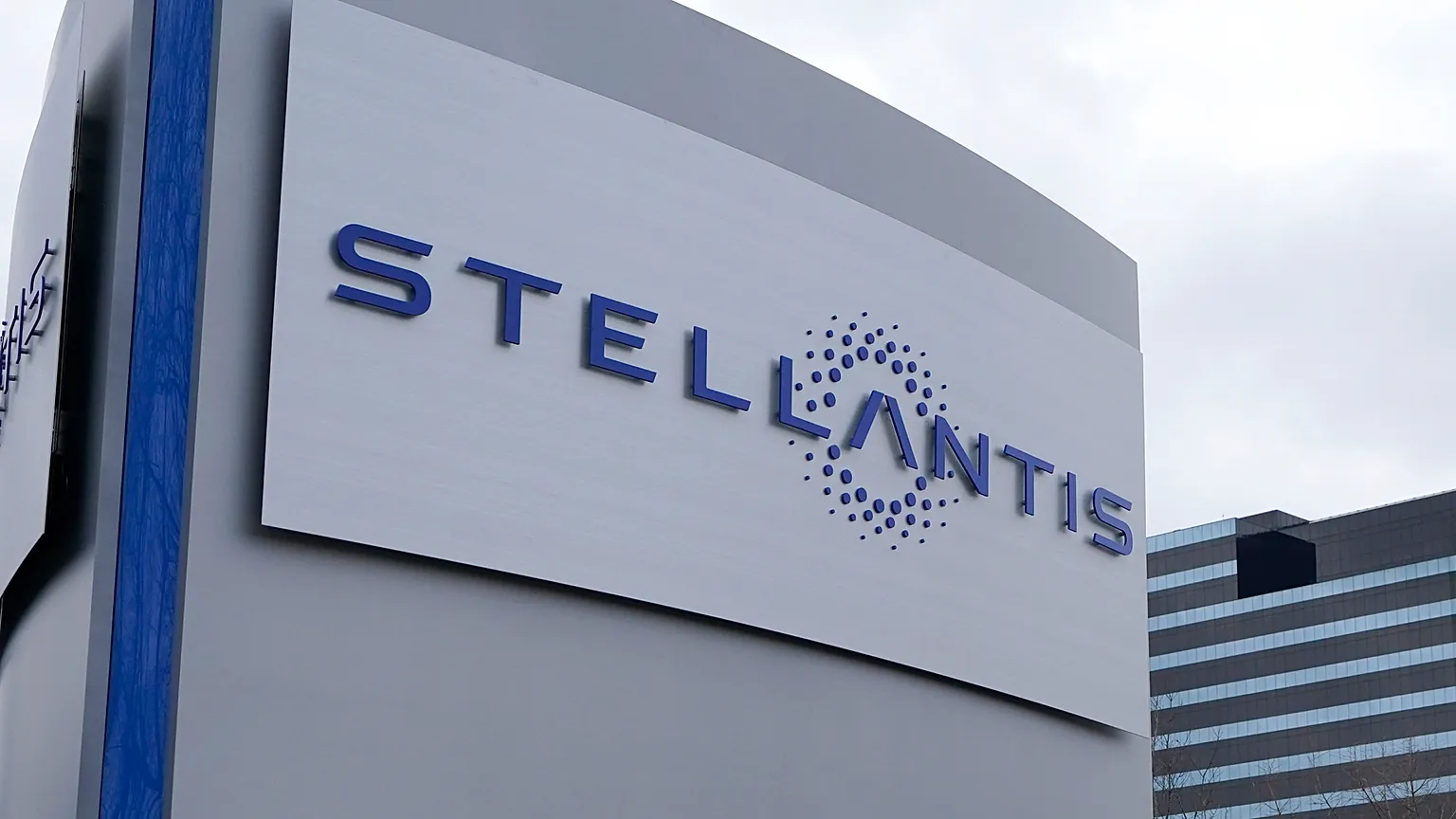 Stellantis, tedarik sıkıntısı nedeniyle Fransa’daki dört fabrikayı durduracak