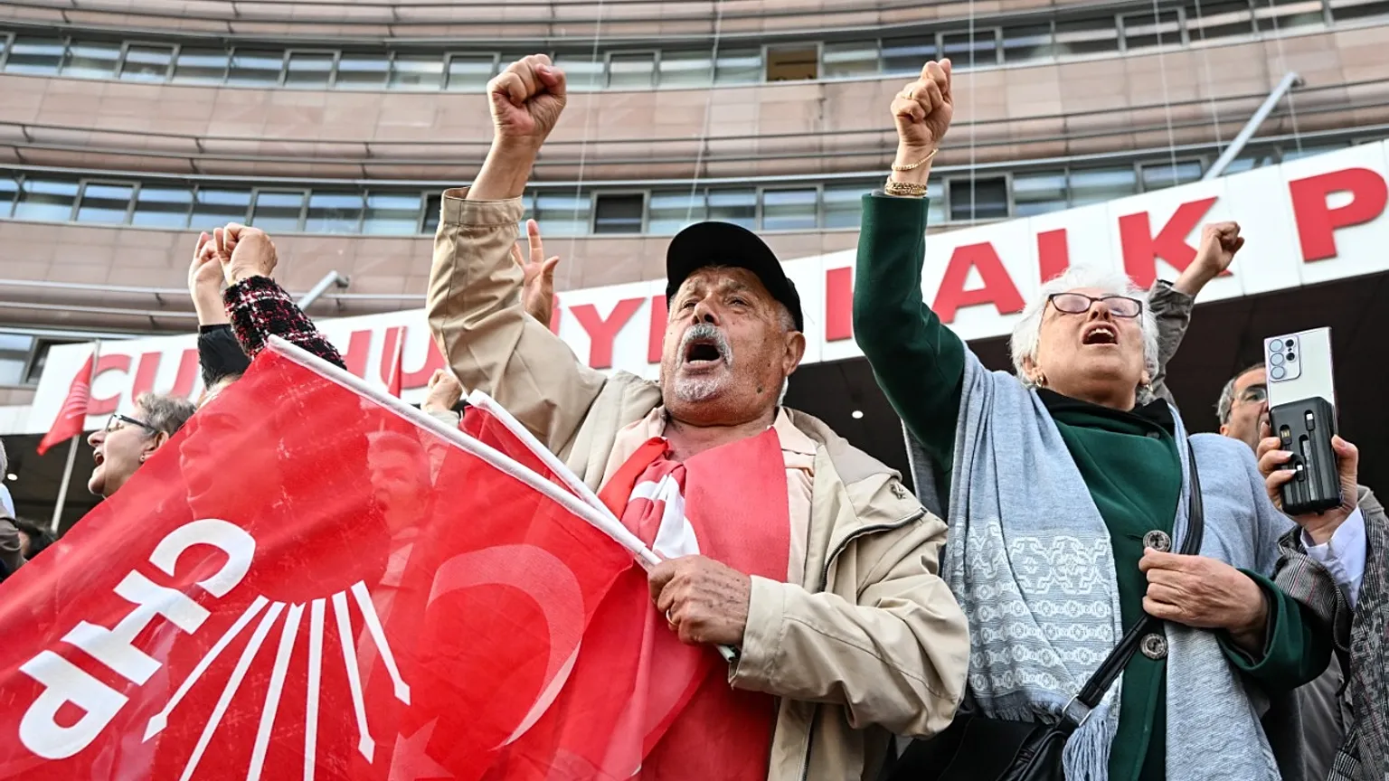İstanbul'da üç ilçe belediye başkanı, CHP'den ihraç edildi