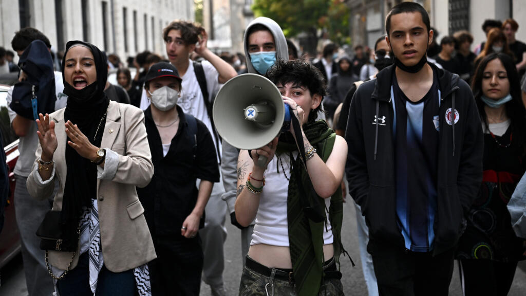 Fransız lise öğrencilerinin protesto hareketini sürüyor