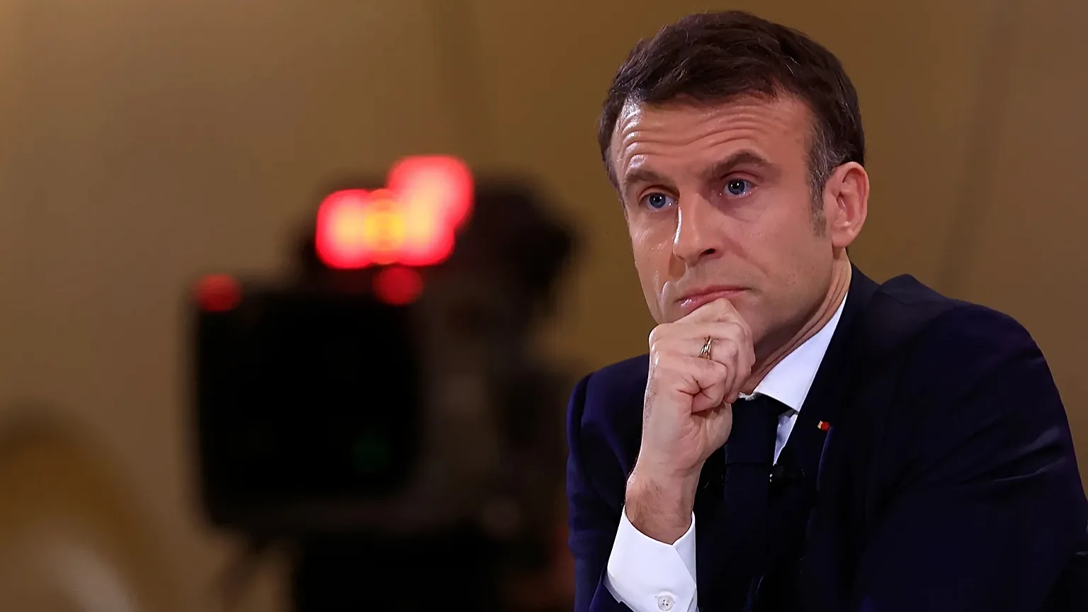 Macron’un popülaritesi 2017’den bu yana en düşük seviyeye geriledi