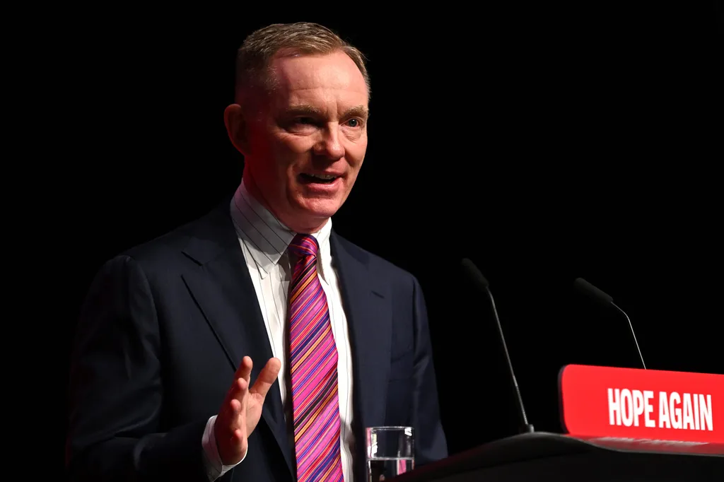 Kuzey İrlanda Bakanı, Sinn Féin'e "boyun eğdiği" iddiasını reddetti
