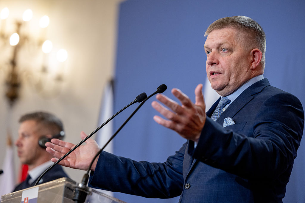 Fico, Kiev ve Moskova'ya Göz Kırpıyor