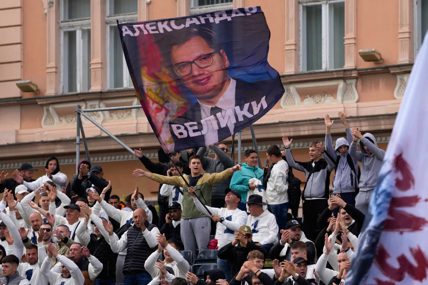 Vucic, Novi Sad'a seçim mitingi için geri döndü.