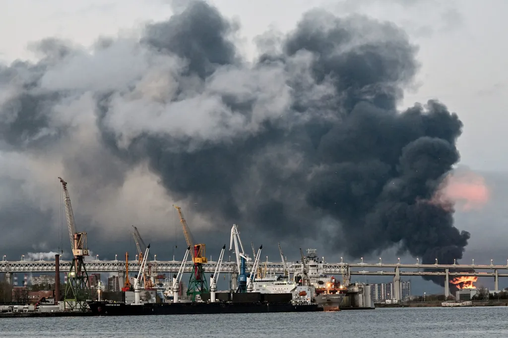 Ukrayna, İHA saldırısıyla St. Petersburg'daki bir petrol tesisini vurdu.
