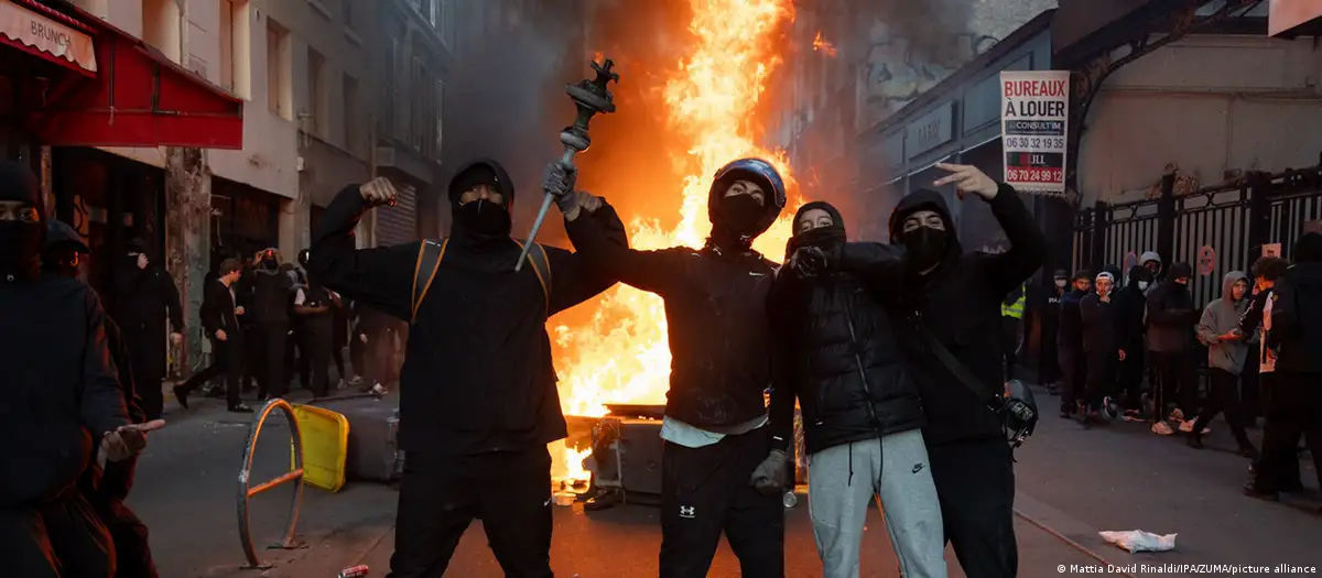 Fransa'da protestolar yasak getirdi