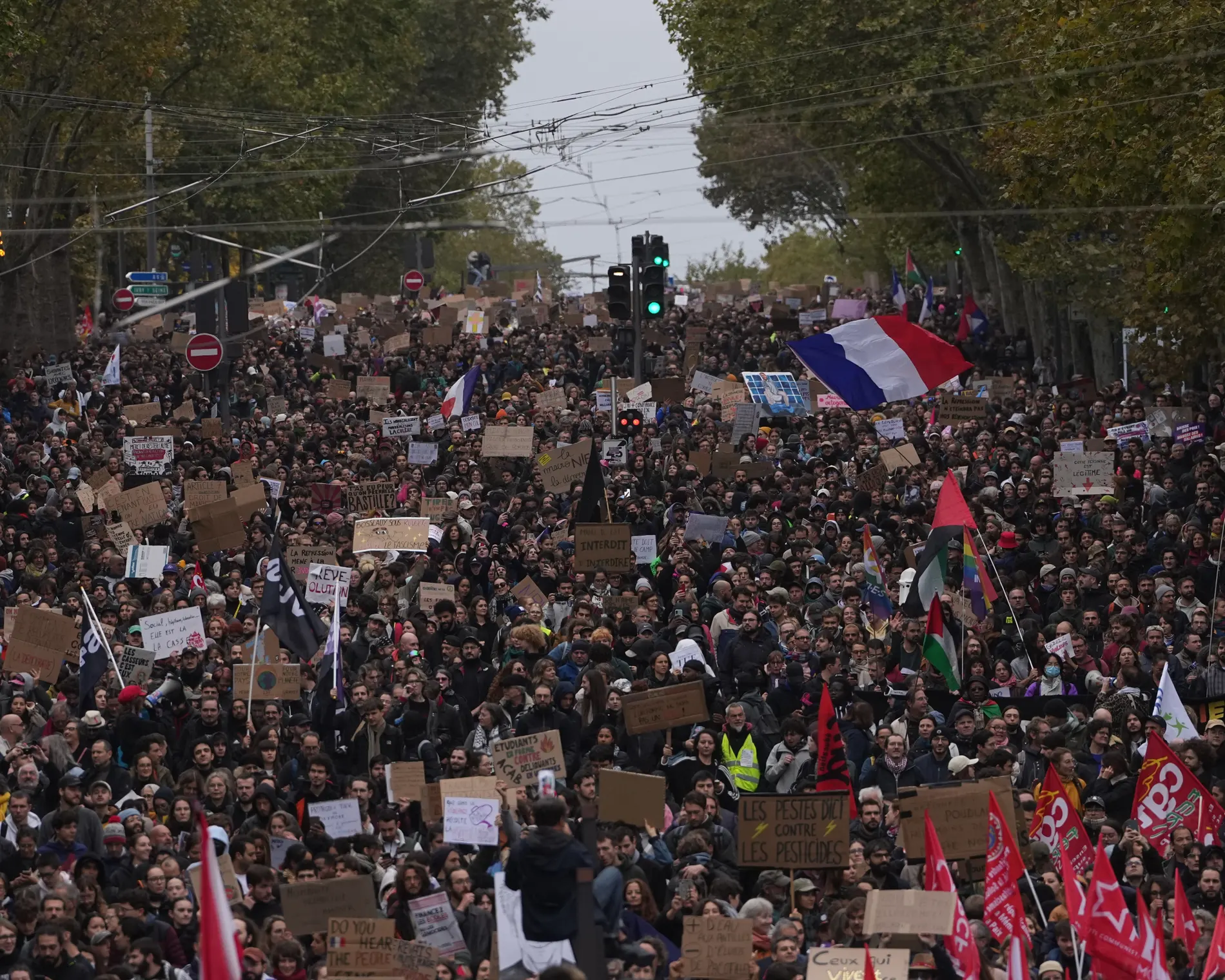 Fransa'da protestolarda yüz binlerce kişi yürüdü.