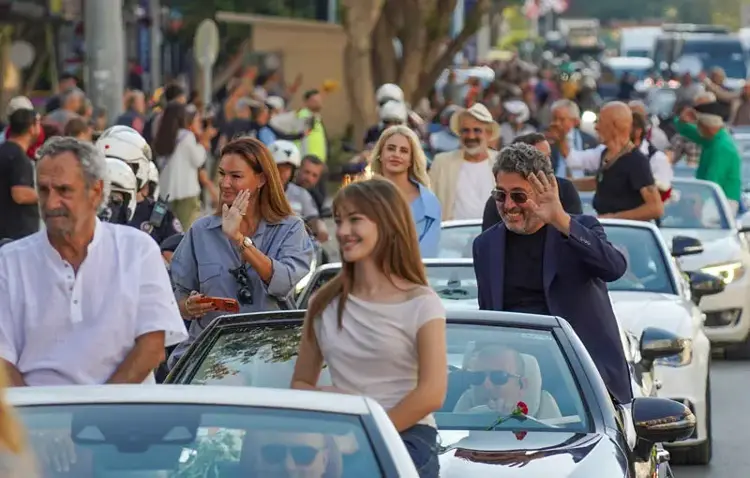 63'üncü Altın Portakal 'Geleneksel Kortej' ile başladı