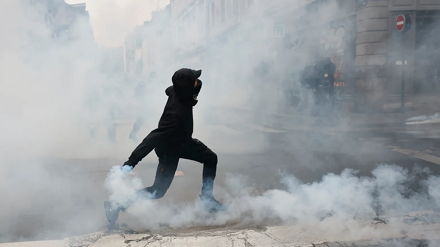 Fransa genelindeki protestolarda yaklaşık 1.000 kişi gözaltına alındı