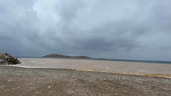 Datça'da sağanak sonrası denizin rengi kahverengiye döndü
