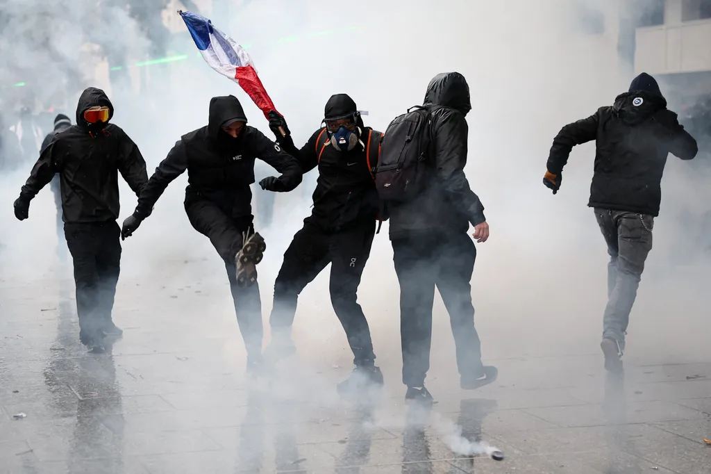 Fransa'da protesto krizi büyüyerek devam ediyor